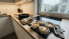 Żulien jak z restauracji: kurczak, pieczarki i serowa czapa — jeden prosty trik robi różnicę