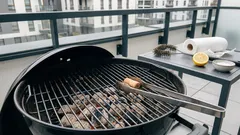 Ruszt grilla bez szczotki drucianej: dlaczego przed grillowaniem warto sięgnąć po korek od wina