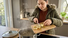 Jak zrobić zupę z paskami naleśników w klarownym bulionie: jeden szczegół i nie zrobi się papka