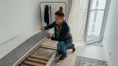 Sypialnia bez łóżka: materac na podłodze, futon czy sofa — i jak nie wpuścić wilgoci