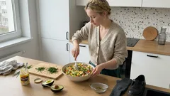 Wiosenny Olivier na Dzień Kobiet: awokado, dwa ogórki i 6 kroków do kremowej sałatki