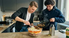 Warstwowa sałatka „Męskie łzy”: wieprzowina, pieczarki i koreańska marchewka — a jeden trik robi różnicę