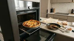 Nie ma nic prostszego: leniwa tarta z gotowego ciasta francuskiego z pieczarkami i serem (a spód zostaje chrupiący)